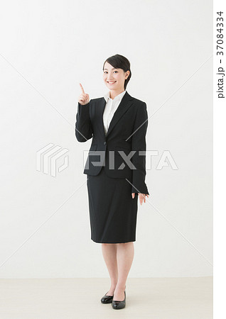 スーツの女性（ビジネス） 37084334
