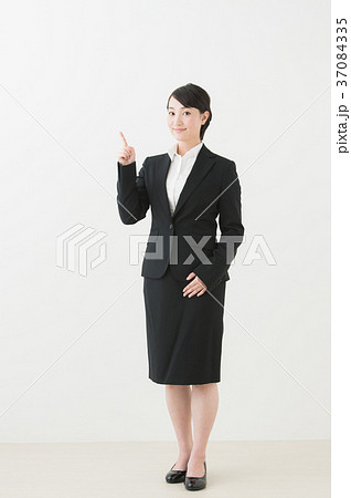 スーツの女性（ビジネス） 37084335