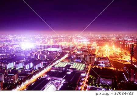 幻想的な夜の街 イルミネーション 背景 幻想的な夜の街 イルミネーション 背景 37084732