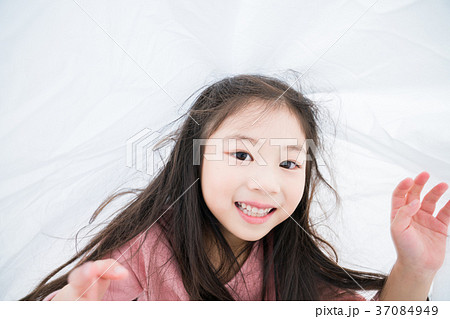 女の子 笑顔 微笑 37084949