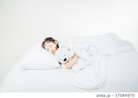 子供 女の子 女性 37084970