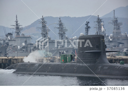 海上自衛隊 停泊中の潜水艦と駆逐艦の写真素材