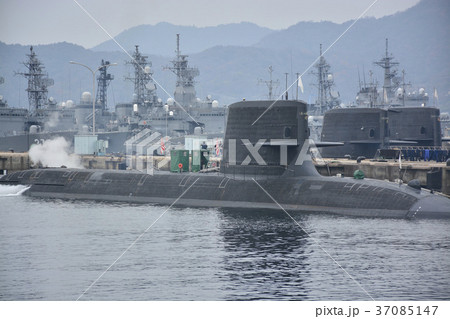 海上自衛隊・停泊中の潜水艦と駆逐艦 37085147
