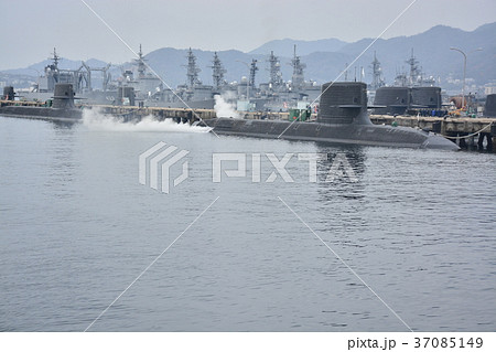 海上自衛隊・停泊中の潜水艦と駆逐艦 37085149