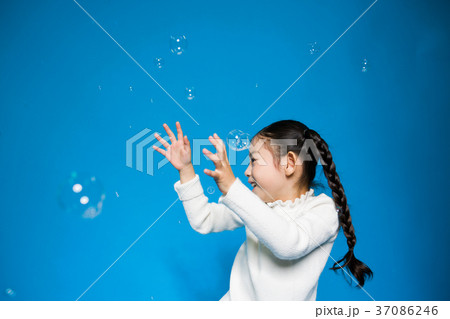 子供 幼児 女性 37086246