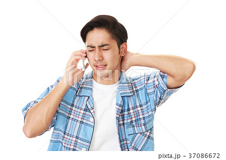 通話中の男性 37086672