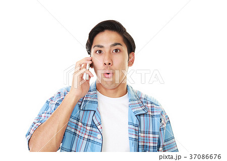 驚いた表情の男性 37086676