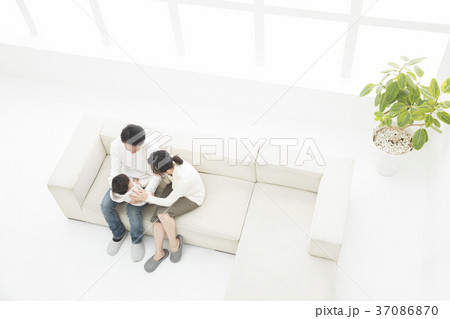 赤ちゃんと両親 赤ちゃんと両親 37086870