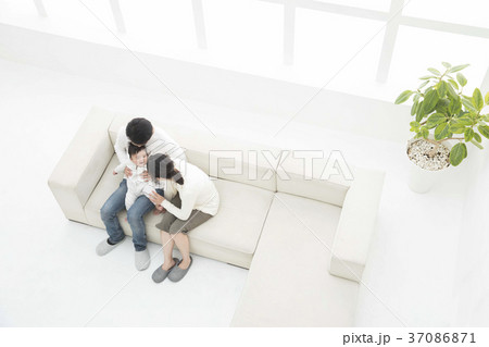 赤ちゃんと両親 赤ちゃんと両親 37086871