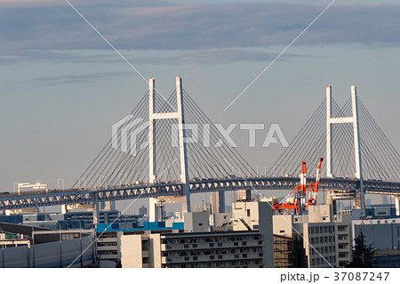 夕暮れの横浜ベイブリッジ 夕暮れの横浜ベイブリッジ 37087247