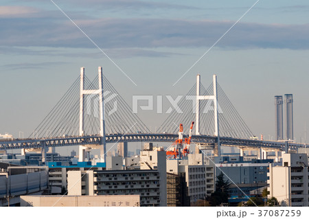 夕暮れの横浜ベイブリッジ 夕暮れの横浜ベイブリッジ 37087259