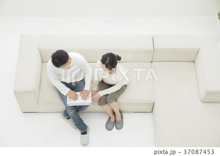 パソコンを見る若い夫婦 37087453
