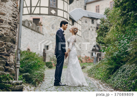 bride and groom 37089809