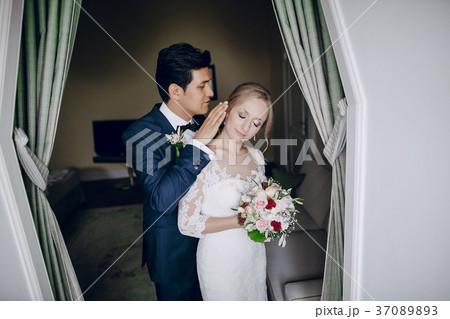brides in door 37089893