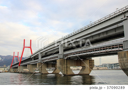 世界初のダブルデッキ連続トラス式斜張橋 六甲大橋 の写真素材