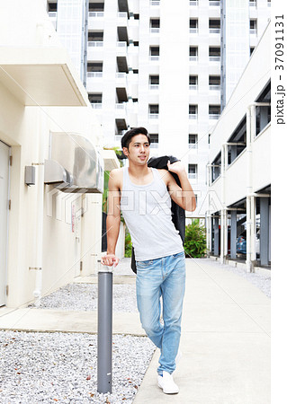 寛ぐ男性 寛ぐ男性 37091131