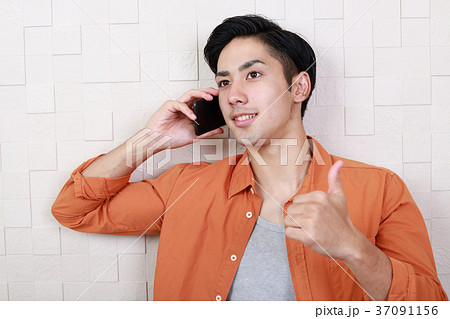通話中の男性 通話中の男性 37091156
