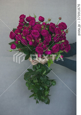 Beautiful big rustic bouquet of roses in hands 37091876