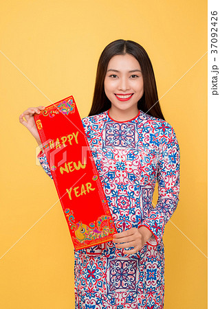 Attractive Vietnamese woman in traditional dress 37092426