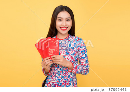 Pretty smiling Vietnamese woman with red envelopes 37092441