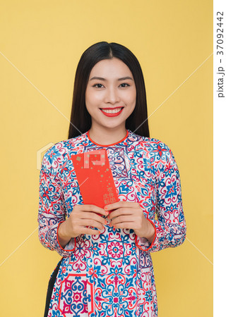 Attractive Vietnamese woman in traditional dress 37092442