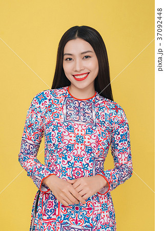 Attractive Vietnamese woman in traditional dress 37092448
