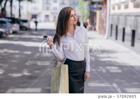 girls do shopping 37092605
