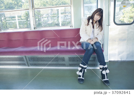女性　電車 37092641