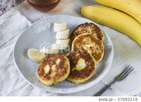 Cottage cheese pancakes with banana slices Cottage cheese pancakes with banana slices 37093219
