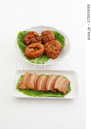沖縄伝統の豚足テビチと三枚肉 37093699