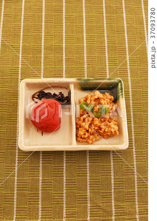 おいしそうな納豆と梅干 おいしそうな納豆と梅干 37093780