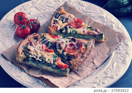 sliced pie with eggs, fresh spinach, tomatoes, sliced pie with eggs, fresh spinach, tomatoes, 37093922