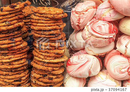 Showcase with meringues in store. 37094167