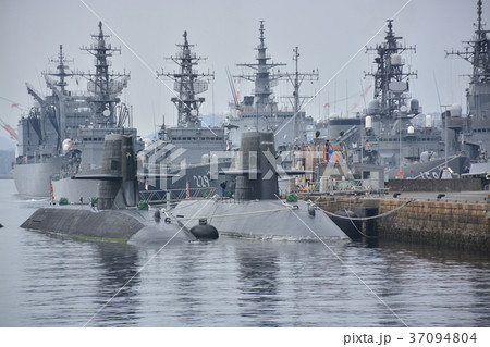 海上自衛隊・停泊中の潜水艦と駆逐艦 37094804