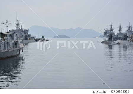 海上自衛隊・停泊中の潜水艦と駆逐艦 海上自衛隊・停泊中の潜水艦と駆逐艦 37094805