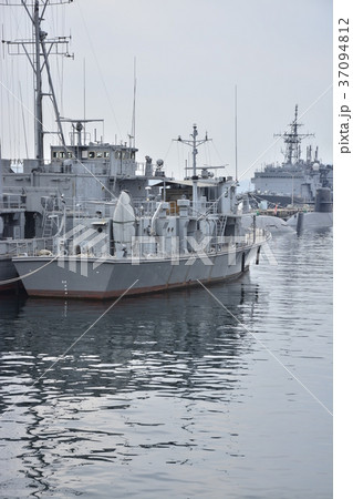 海上自衛隊・停泊中の潜水艦と駆逐艦 37094812