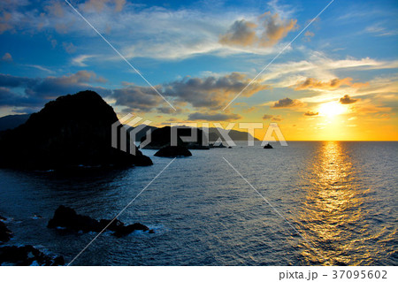 夕陽の名所　香住海岸・今子浦　夕陽公園から眺める日本海の夕陽（５） 37095602