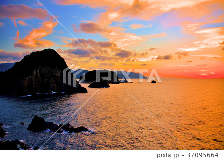 夕暮れの残照に染まる空と日本海・夕陽の名所、兵庫県香住海岸にて（４） 37095664