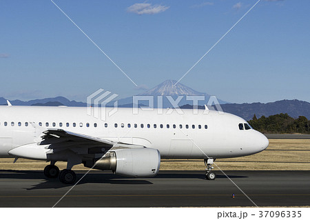 冬の富士山とエアバスA320-200 37096335