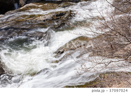 栃木県日光市　竜頭ノ滝（3月） 37097024