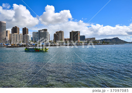 青空のハワイのビル群とダイアモンドヘッド 37097085