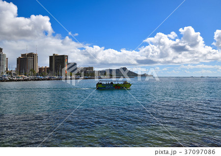 青空のハワイのビル群とダイアモンドヘッド 青空のハワイのビル群とダイアモンドヘッド 37097086