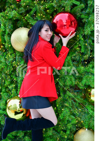 Christmas and New Year Concept, Beautiful girls are happy to cel 37098257