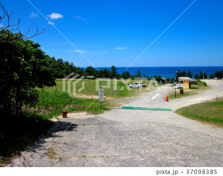 広々した琴引浜海水浴場の入口の眺め・京都府京丹後市（１） 37098385