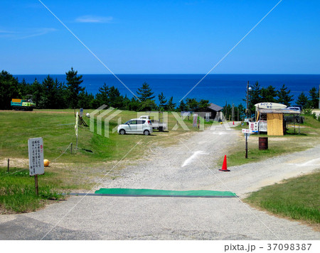 広々した琴引浜海水浴場の入口の眺め・京都府京丹後市（２） 37098387