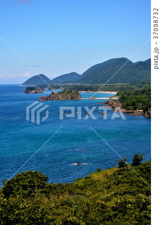 丹後松島の宝石のような海と美しい海岸線 京都府京丹後市 縦 の写真素材