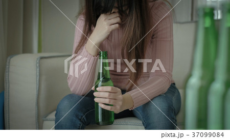 woman with alcoholism 37099084