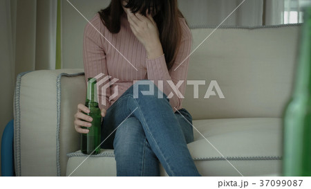 woman with alcoholism 37099087