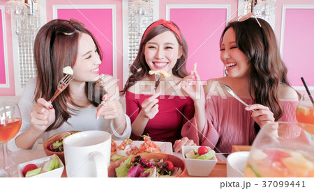 women chatting in restaurant 37099441