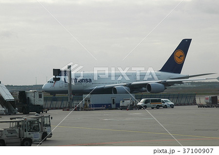フランクフルト国際空港のA380 フランクフルト国際空港のA380 37100907